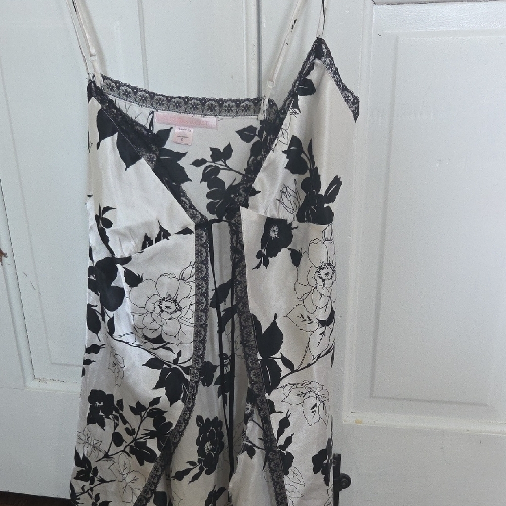 Floral Lace Trim Chemise - Black & White